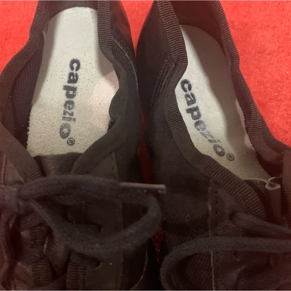 Capezio jazz shoe has soft durable leather for comfort. Fits girls and boys. - Picture 5 of 8